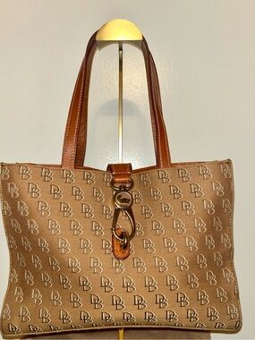 Dooney & Bourke Vintage ECU!
Signature Logo Lock Tote Bag.